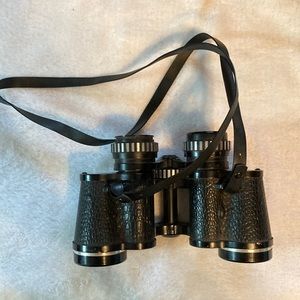 Awesome binoculars Like New          MasterCraft with strap to carry